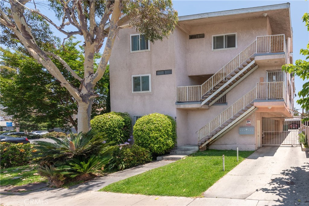 Gated building with newer windows, newer entry doors and Air Conditioning! Complete remodel in 2021 of this top floor 1 Bedroom 1 Bath apartment in 3 story building. Remodeled with Laminate Flooring, Granite Kitchen Counter Tops, Newer Kitchen Cabinets, Newer Appliances, Remodeled Bathroom. 1 parking space behind gate. Newly remodeled onsite laundry facilities. Walking distance to Public Transportation, Markets and Restaurants.