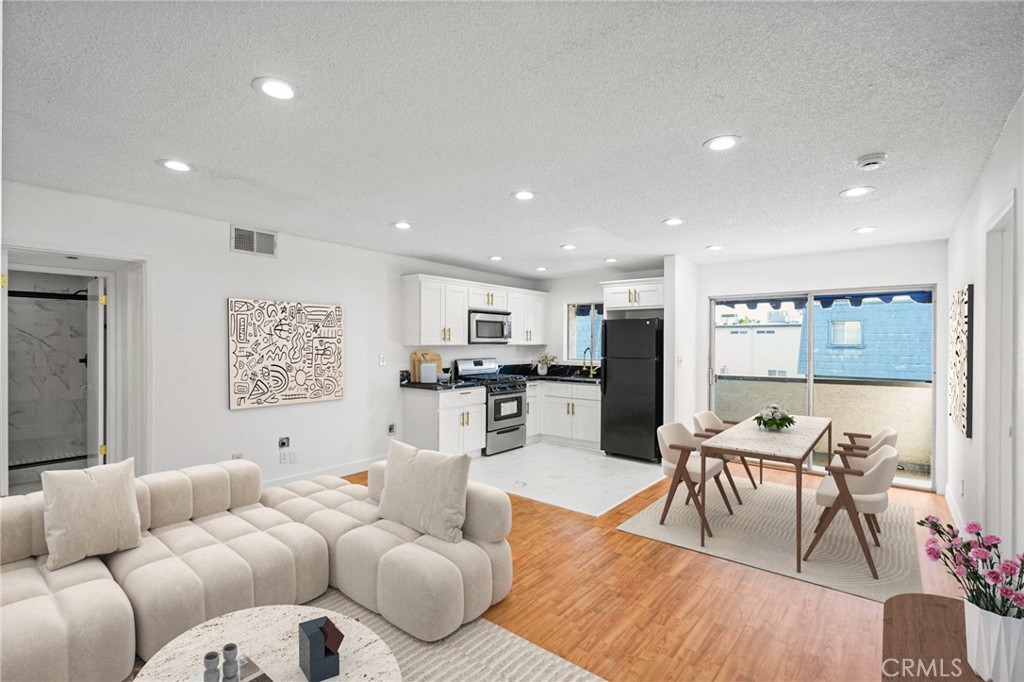 Priced to Sell! This beautifully remodeled upper-level 2-bedroom, 2-bath condo offers incredible value in the heart of Tarzana. Featuring dual primary suites, hardwood flooring, and an open, light-filled layout, the unit is designed for comfort and style. The upgraded kitchen includes custom cabinetry, granite countertops, and stainless steel appliances, flowing into a spacious dining area and private balcony.
Located in a gated community with amenities including a pool, spa, and BBQ area. Just minutes from shopping, dining, parks, hospitals, top-rated schools, and freeway access. A smart buy for those seeking a move-in ready home at an unbeatable price.