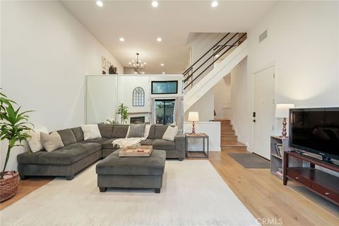 6930 De Celis 16 Lake Balboa CA 91406