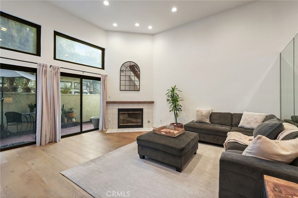 Photo of 6930 De Celis, Lake Balboa, CA 91406 (MLS # SR25256573)