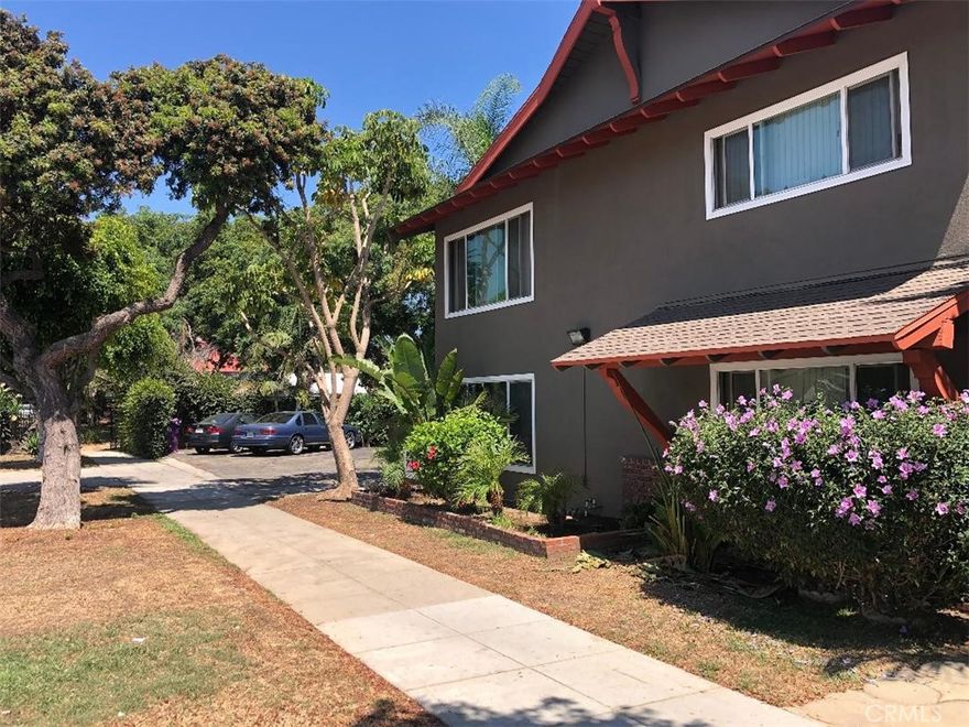 Spacious X-LG 1 bedroom 1 bath apartment in a nice Long Beach location.  Newer floors, paint, blinds, recessed lights, granite countertops.  Parking on site. Laundry area in building.  Large open windows overlooking parklet and backyard.  Lots of sunlight.  Stove included.  This unit is turnkey.