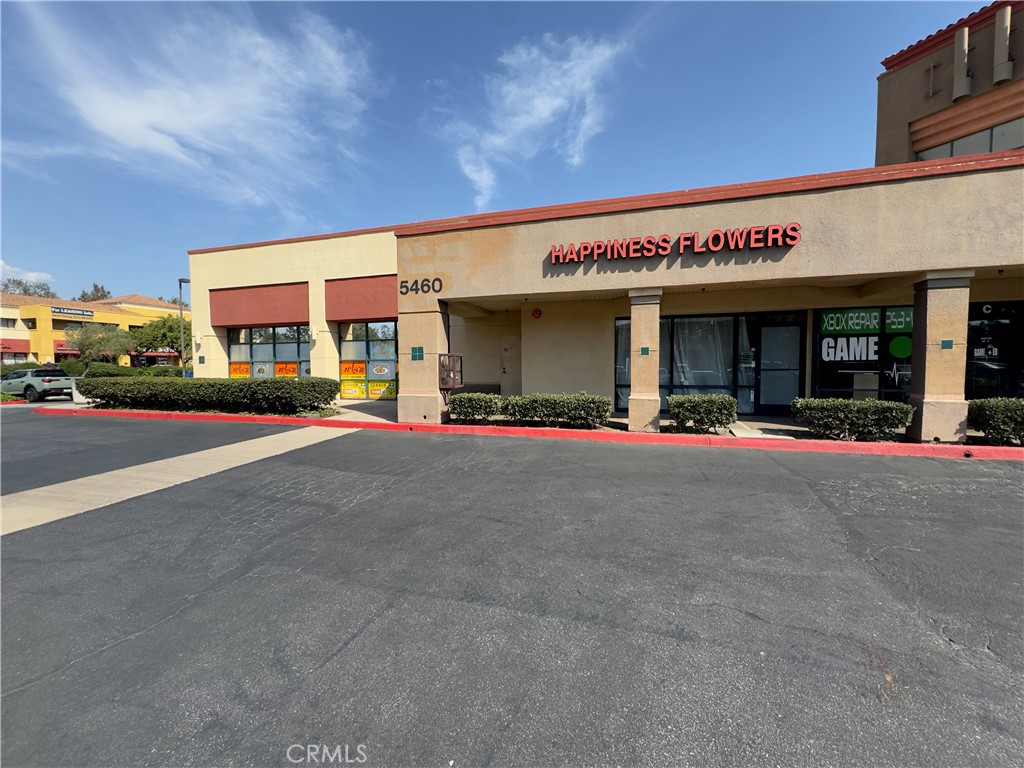 Acreage Real Estate is proud to present the Chino Promenade for lease. Situated in a vibrant neighborhood, this available space of 505 square feet benefits from a diverse community. The shopping center is strategically located in a strong retail corridor near the intersection of Central Avenue and Philadelphia Street and offers convenient access to the CA-60 freeway. It is easily accessible from Chino Hills, Eastvale, Ontario, and Montclair. Co-tenants include Cinemark Movies 8 theater, Pizza Hut, Juan Pollo, GNC, and so many more popular local businesses.
