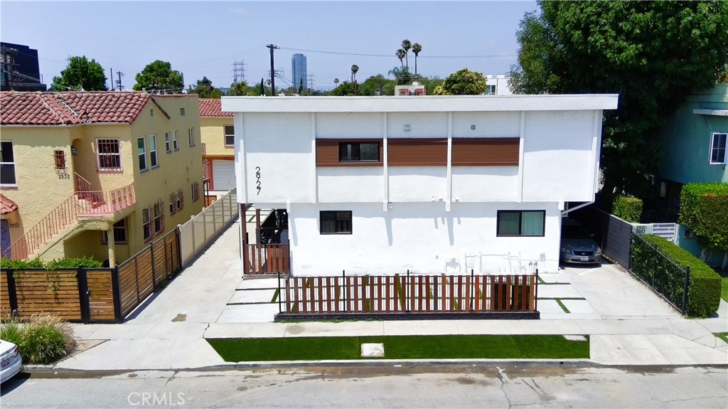 Turnkey income property at 2927 S Redondo Blvd—100% occupied with strong cash flow. Features separate gas/electric meters, dedicated parking for each unit, and recent updates. Mid-6% cap rate with upside. Prime location near USC, DTLA & Culver City. Ideal for stable returns and long-term growth.