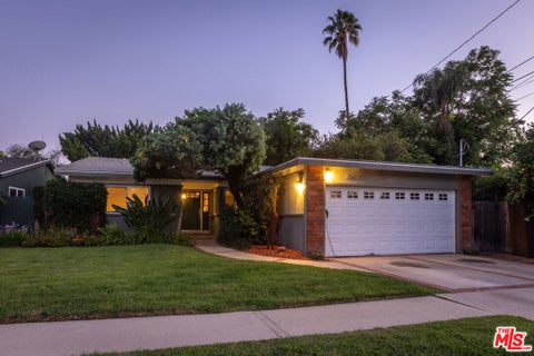 Photo of 16750 Valerio Street, Lake Balboa, CA 91406 (MLS # 26989051)