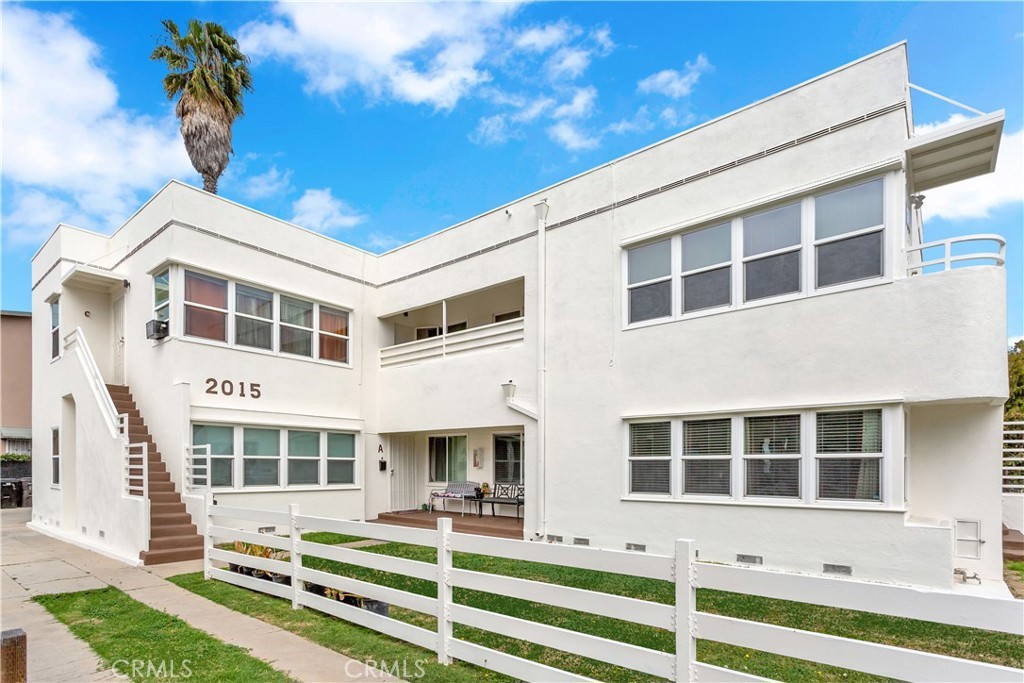 Welcome to your new home at 2015 Locust Avenue Unit D! This freshly updated 1-bedroom, 1-bath apartment is part of a beautifully maintained 4-plex in the desirable Wrigley neighborhood of Long Beach. Just north of Downtown and minutes from the 710 and 405 freeways, this location offers unbeatable access to major employment centers, Long Beach City College, and the Metro A Line light rail—perfect for commuters and locals alike.
Inside, you’ll enjoy a bright and inviting space with thoughtful updates, including newer windows, upgraded kitchen and bathroom, new floors, and modern finishes. The open layout makes it easy to relax or entertain, while the spacious bedroom and full bath provide comfort and convenience.
Don’t miss this opportunity to live in one of Long Beach’s most convenient and growing neighborhoods.