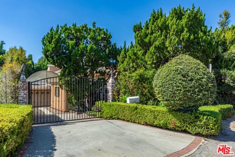 Photo of 601 Lorna Lane, Los Angeles, CA 90049 (MLS # 26996723)