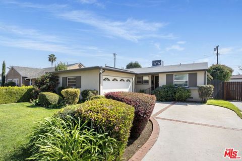 Photo of 16620 Hamlin Street, Lake Balboa, CA 91406 (MLS # 26663241)