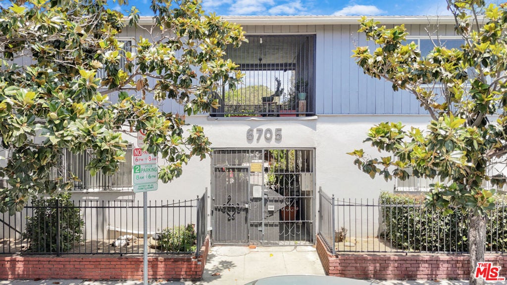 6705 De Longpre Avenue