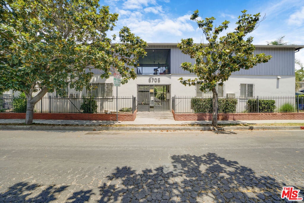 6705 De Longpre Avenue