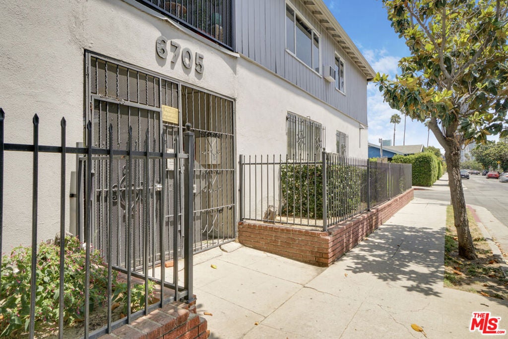 6705 De Longpre Avenue