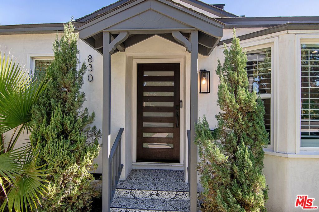 Photo of 830 N Kenwood Street, Burbank, CA 91505 (MLS # 25618117)