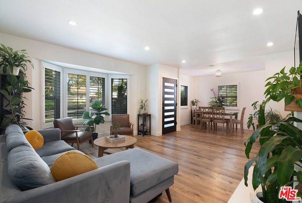 Photo of 830 N Kenwood Street, Burbank, CA 91505 (MLS # 25618117)