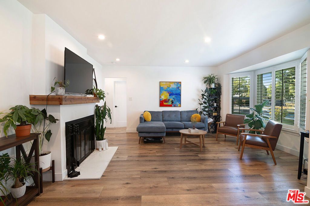 Photo of 830 N Kenwood Street, Burbank, CA 91505 (MLS # 25618117)