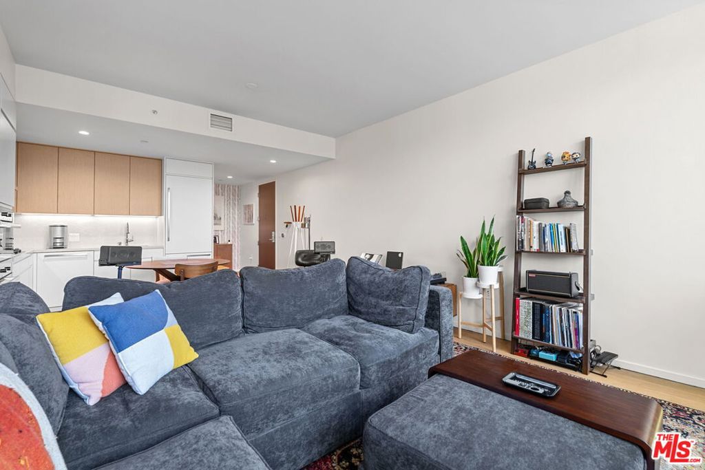 877 Francisco Street 1112