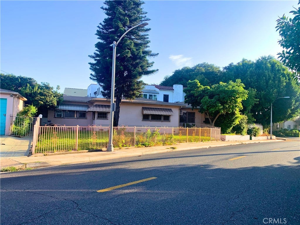 1201 W Woodward