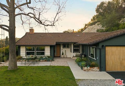 Photo of 1741 Golf Club Drive, Glendale, CA 91206 (MLS # 26658561)