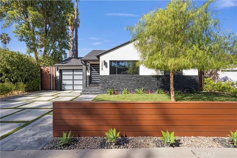 Photo of 17929 Martha Street, Encino, CA 91316 (MLS # SR26081682)