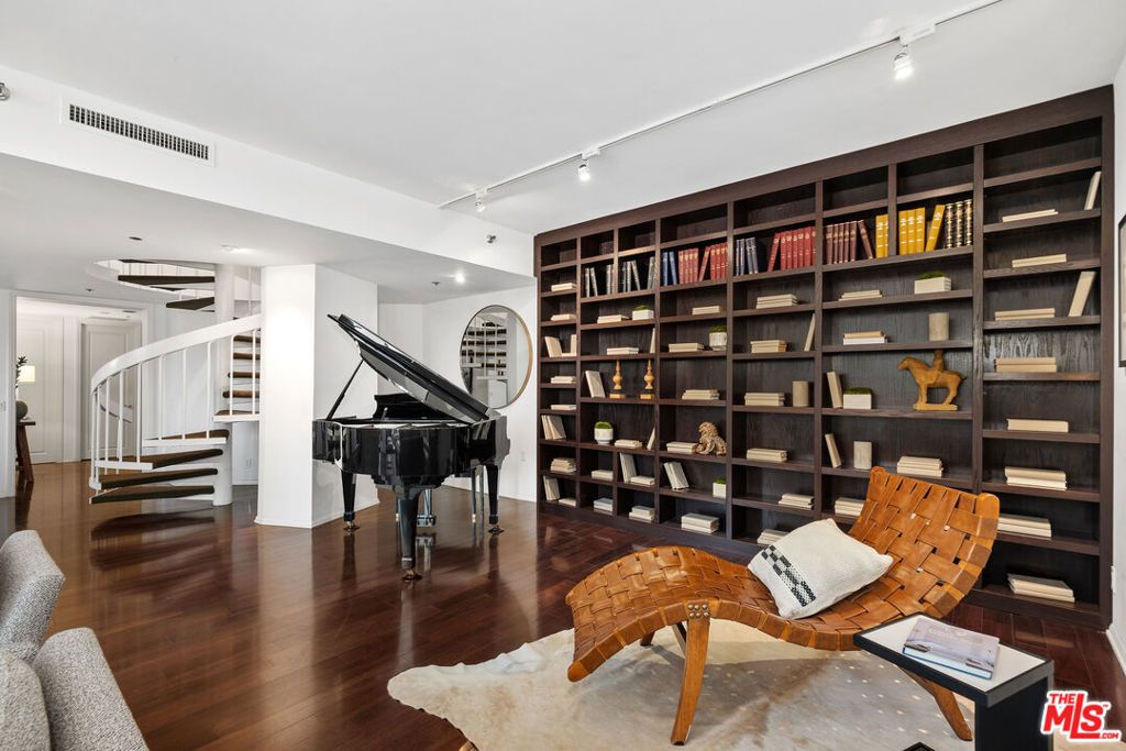 Photo of 10550 Wilshire Boulevard #305, Los Angeles, CA 90024 (MLS # 25575131)