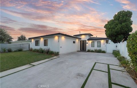 Photo of 7717 Jamieson Avenue, Reseda, CA 91335 (MLS # SR26104397)