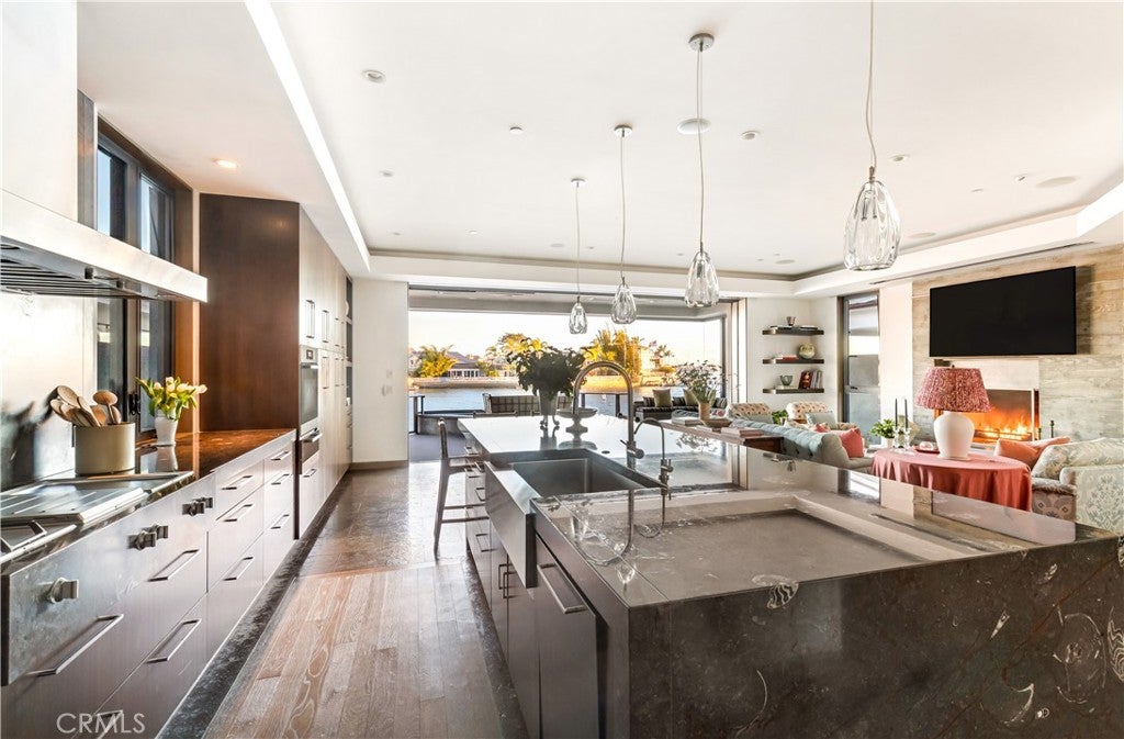 8 Beacon Bay, Newport Beach CA 92660 - Photo 10