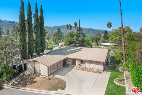 Photo of 11453 Dona Dorotea Drive, Studio City, CA 91604 (MLS # 25614717)