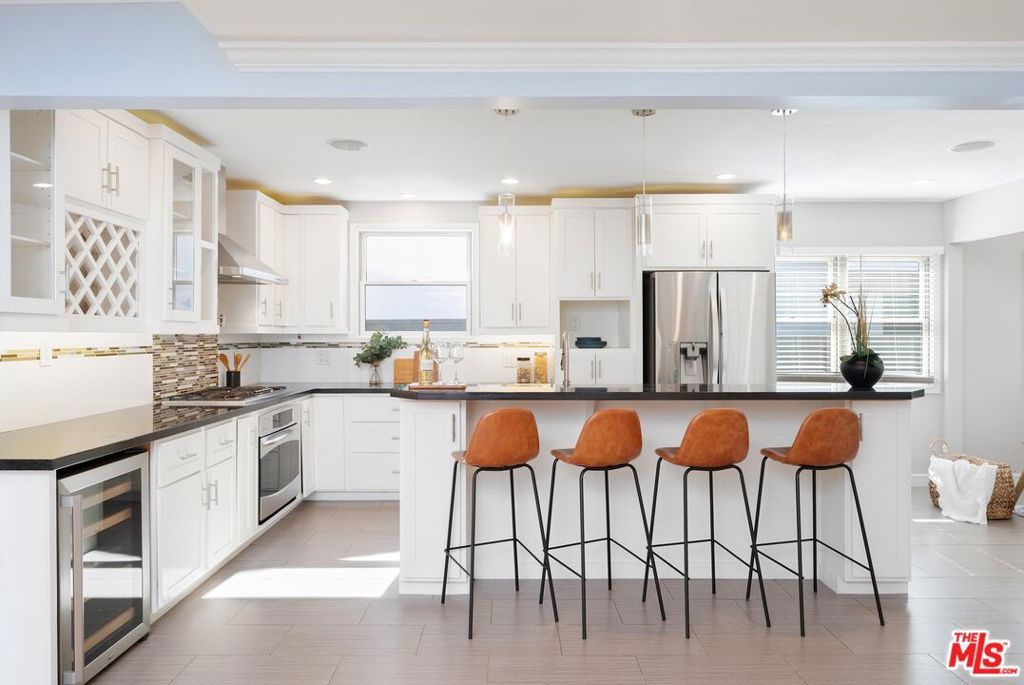 Photo of 6134 Longridge Avenue, Van Nuys, CA 91401 (MLS # 25616409)