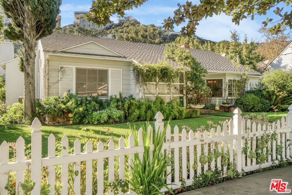 Photo of 11782 Bellagio Road, Los Angeles, CA 90049 (MLS # 25631265)