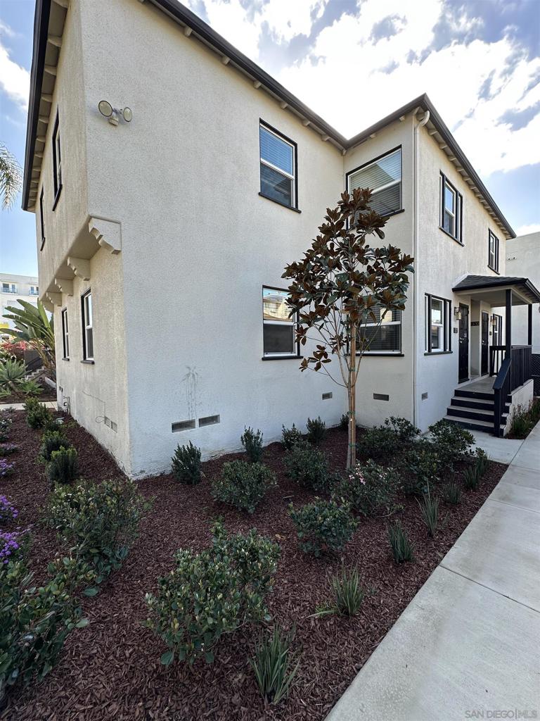 4372 Alabama Street, perfectly positioned between University Heights and North Park with a 94 Walk Score. This 900 sq. ft., 2-bed, 1-bath unit in a classic 4-plex offers easy access to local eateries, coffee shops, and Sprouts Market. Tastefully updated, these units retains its mid-century charm with modern updates, remodeled kitchen, in unit laundry, real wood floors, and an open layout with abundant natural light. Available Now, for a 12-month lease—don’t miss this prime rental opportunity!