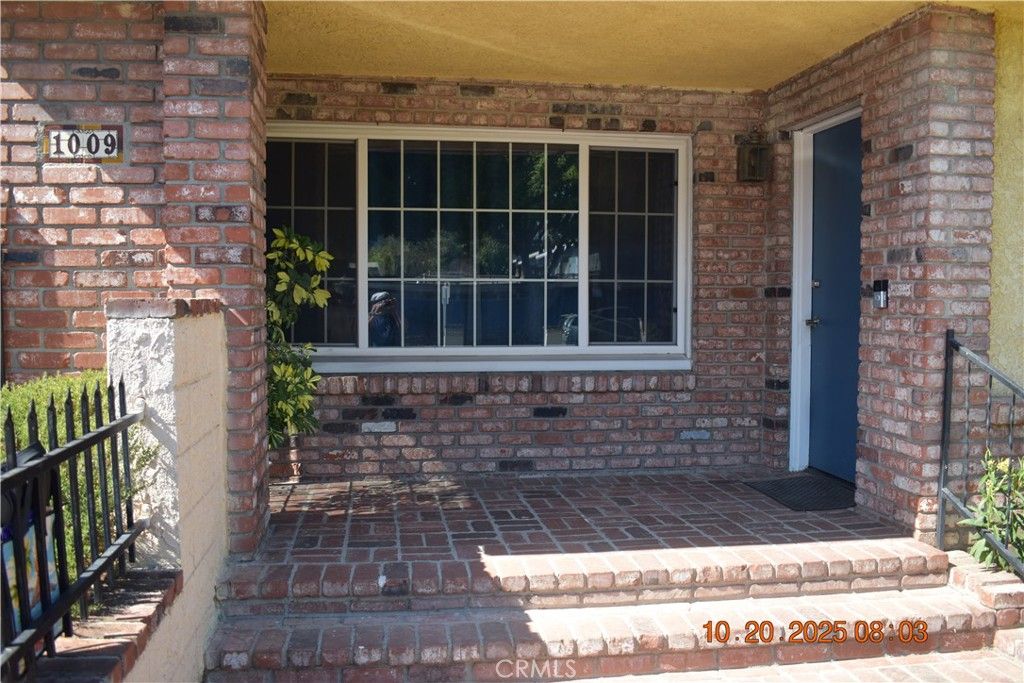 Photo of 1009 S Rimpau Blvd, Los Angeles, CA 90019 (MLS # HD25261574)