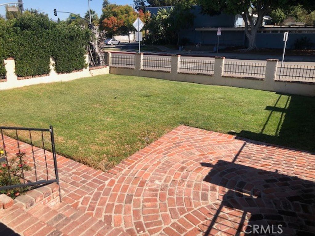 Photo of 1009 S Rimpau Blvd, Los Angeles, CA 90019 (MLS # HD25261574)