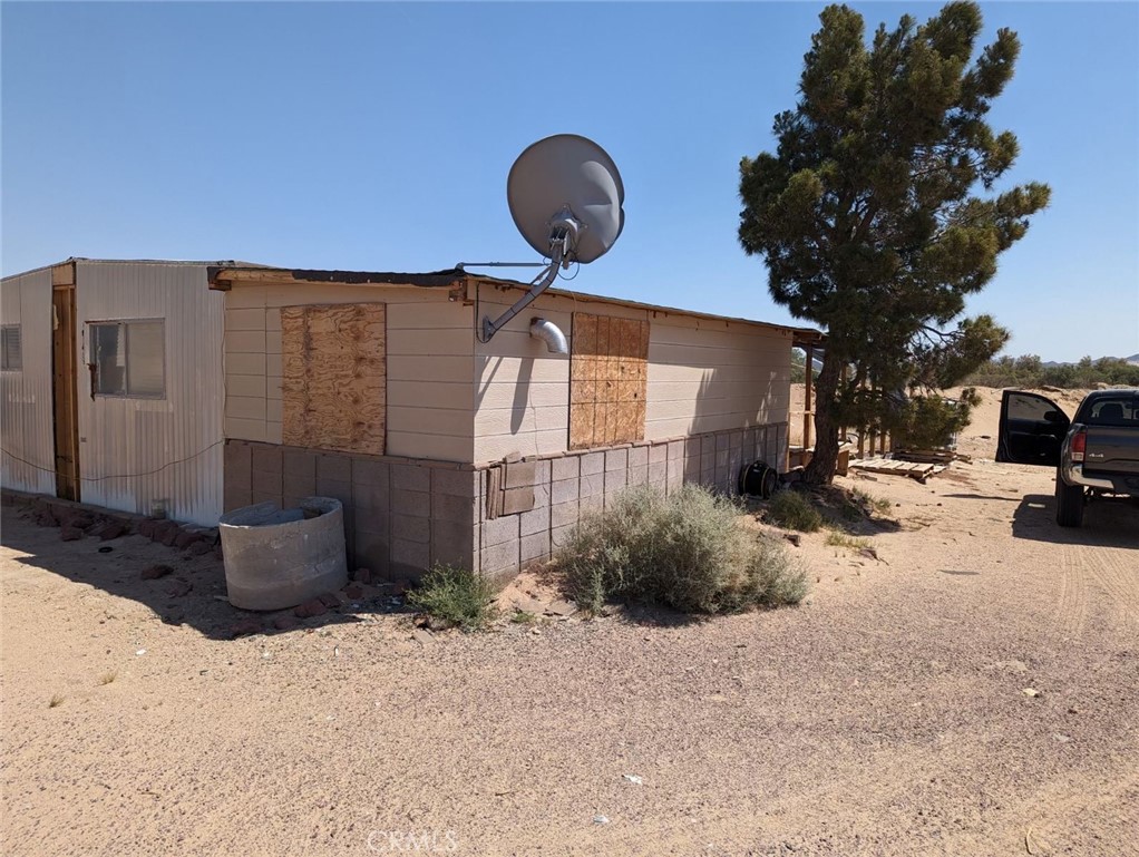 Your slice of paradise is ready and waiting with panoramic, unobstructed views. Experience off-grid living in a 3-bedroom, 1-bathroom mobile home on a spacious 30-acre lot. Utilities are available.
