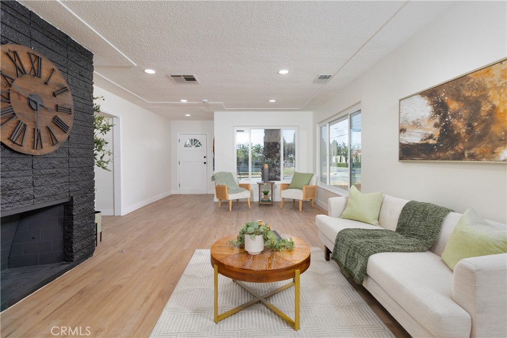 310 E Mariposa