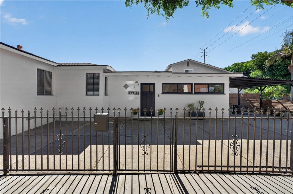 1204 E Poinsettia
