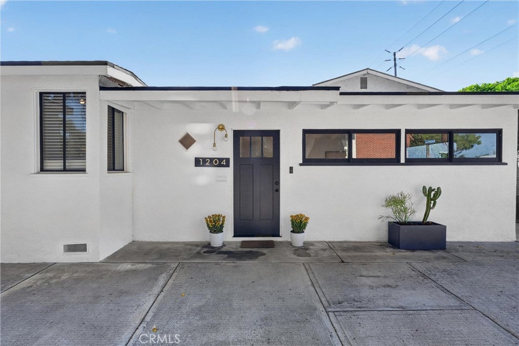 1204 E Poinsettia