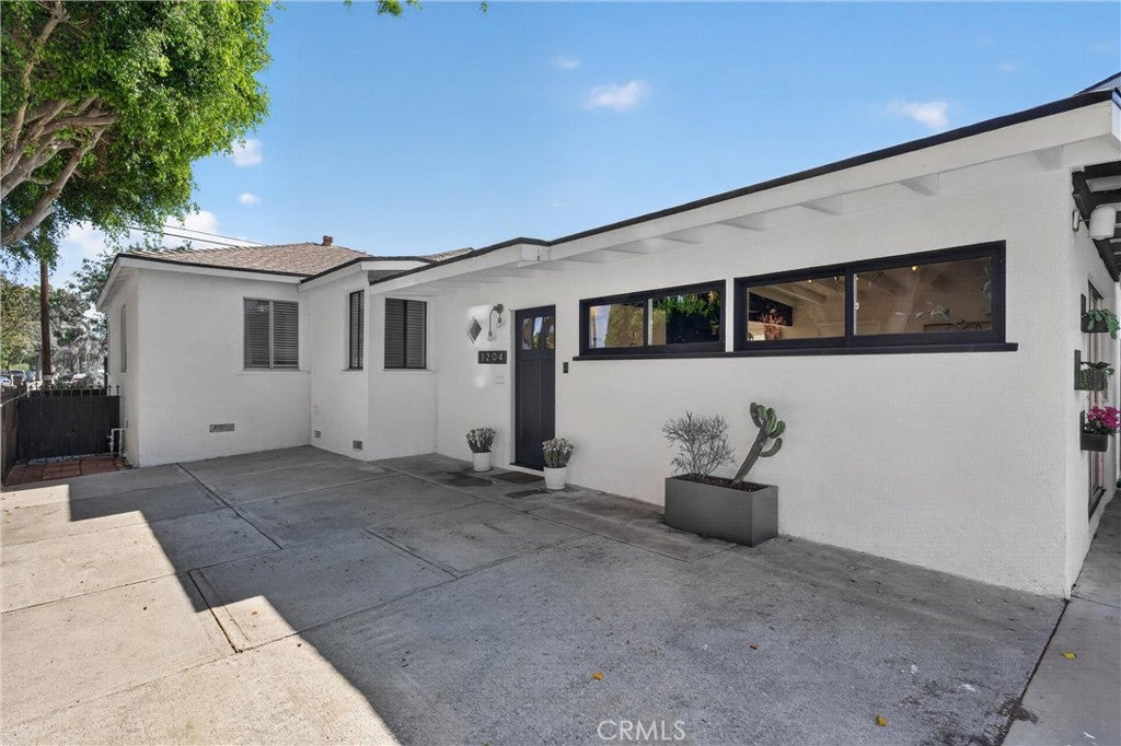 1204 E Poinsettia