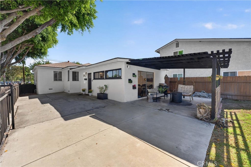 1204 E Poinsettia