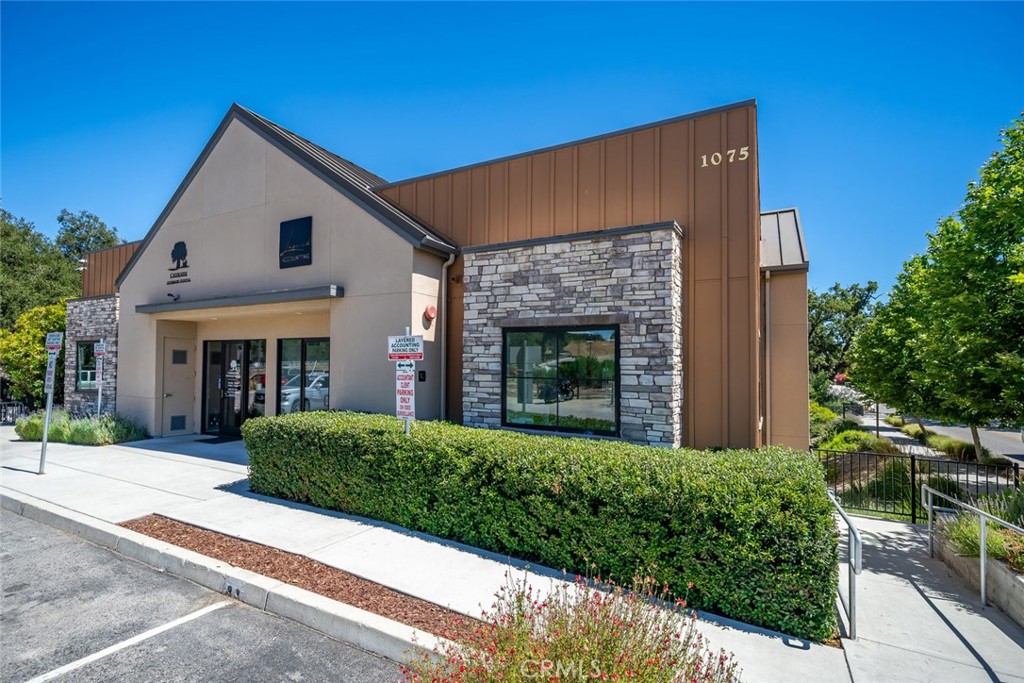 +/- 1,390 sf professional office for lease next to the Trader Joe's center in Templeton. Two private offices with glass walls. Reception area, open workspace, kitchenette and restroom.