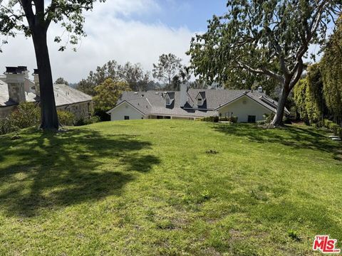 Photo of 182 Ashdale Avenue, Los Angeles, CA 90049 (MLS # 25562437)