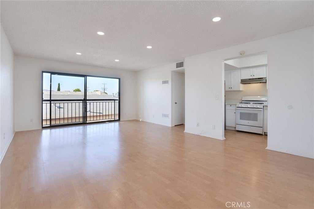 814 E Windsor Road 208