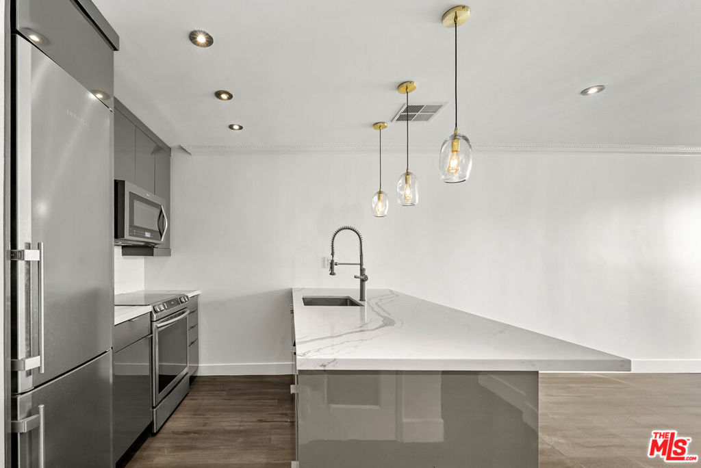 740 N Kings Road 212