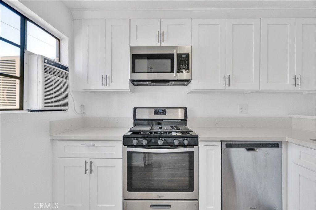 listing image 130729705911844683415