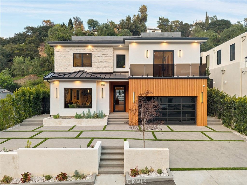 Photo of 3720 Goodland Avenue, Studio City, CA 91604 (MLS # SR26036231)