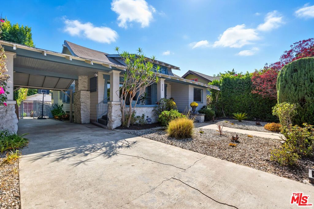 Photo of 2114 W 28th Street, Los Angeles, CA 90018 (MLS # 25589731)