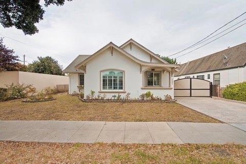 Photo of 111 Oak Street, Salinas, CA 93901 (MLS # ML82063505)