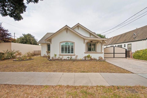 Photo of 111 Oak Street, Salinas, CA 93901 (MLS # ML82063505)