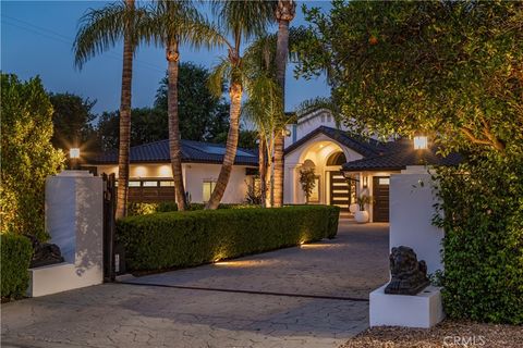 Photo of 5242 Topeka Drive, Tarzana, CA 91356 (MLS # SR26091436)