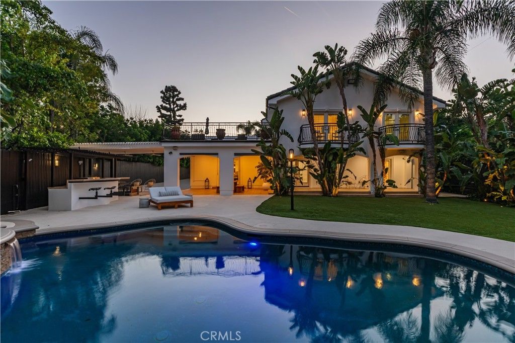 Photo of 5242 Topeka Drive, Tarzana, CA 91356 (MLS # SR26091436)