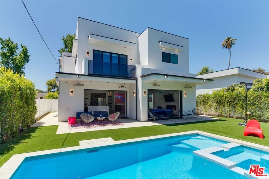 ***NOTE:PROPERTY AVAILABLE FOR LEASE AND SHOWINGS NOW*** Come stay in our brand new built custom modern home located in Encino, with a pool, jacuzzi and large rooftop deck with beautiful views. Features open floor plan. 4 bedrooms and 5 bathrooms. Large pocket doors open up into the backyard for the ultimate LA living. Master Bedroom features a patio, fireplace, walk in closet & large clawfoot tub. Our home is perfect for professional group or family trip. Short or Long Term Stays welcome.