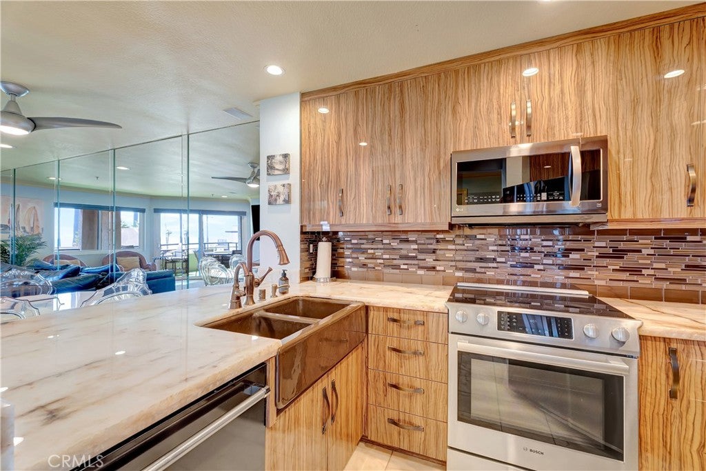 1200 Pacific Coast Highway 209