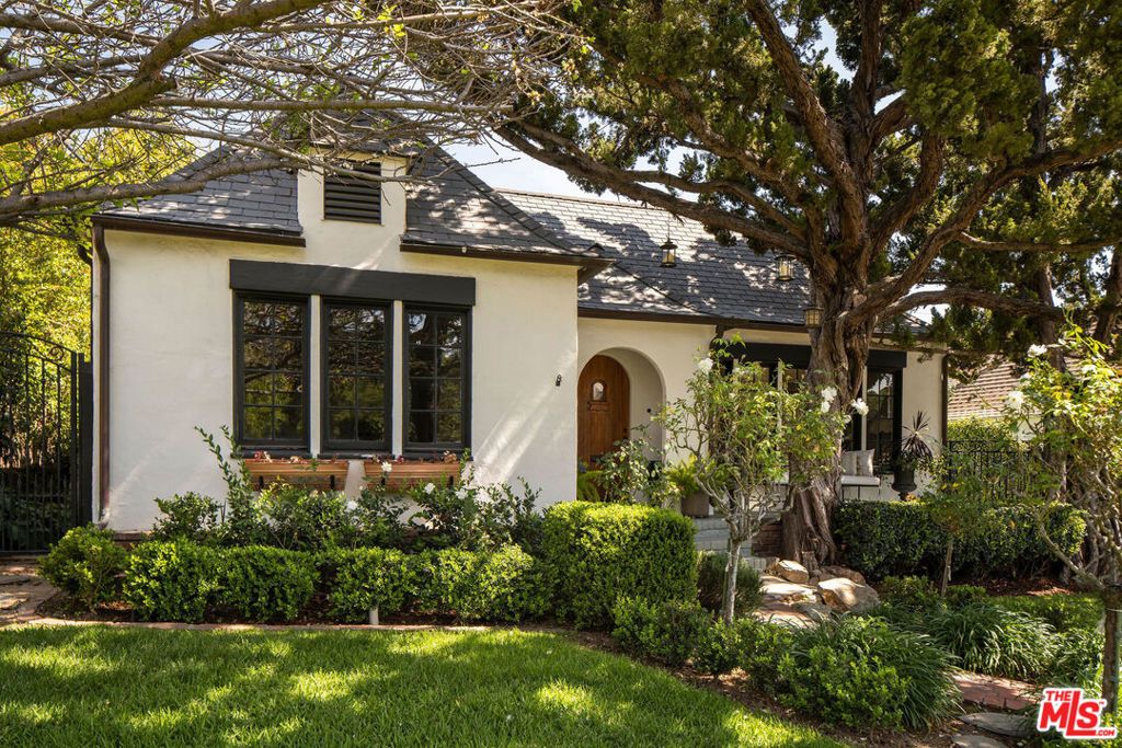 Photo of 2420 Catherine Road, Altadena, CA 91001 (MLS # 26682047)